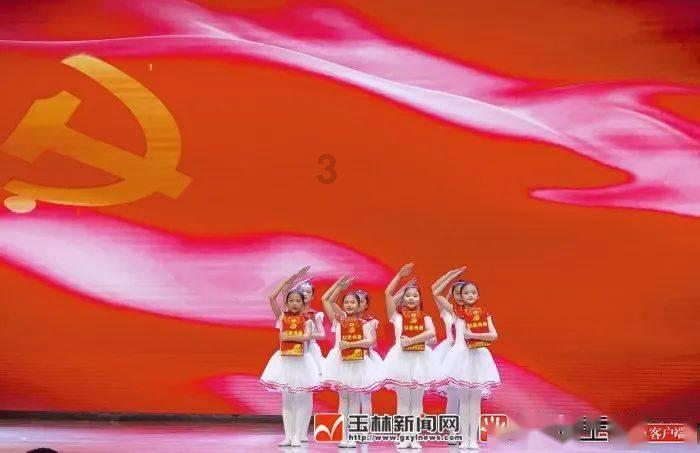 明明是在和哈士奇比赛扳手腕，最后却输在了这货的表情包下